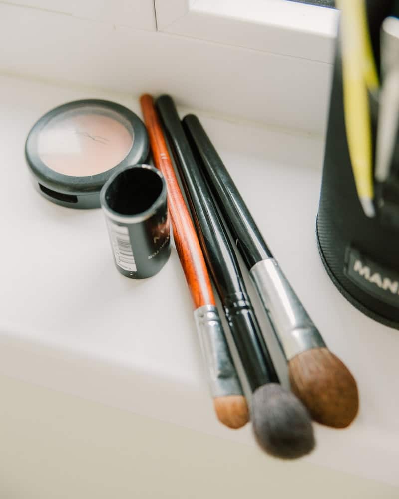Have you tried cleaning makeup brushes with vinegar? Learn how to clean makeup brushes and beauty blenders naturally.