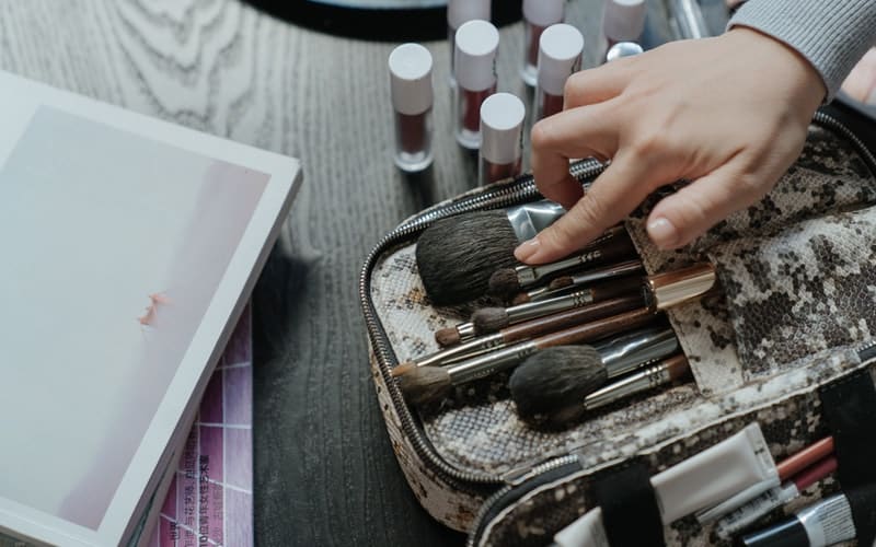 Have you tried cleaning makeup brushes with vinegar? Learn how to clean makeup brushes and beauty blenders naturally.