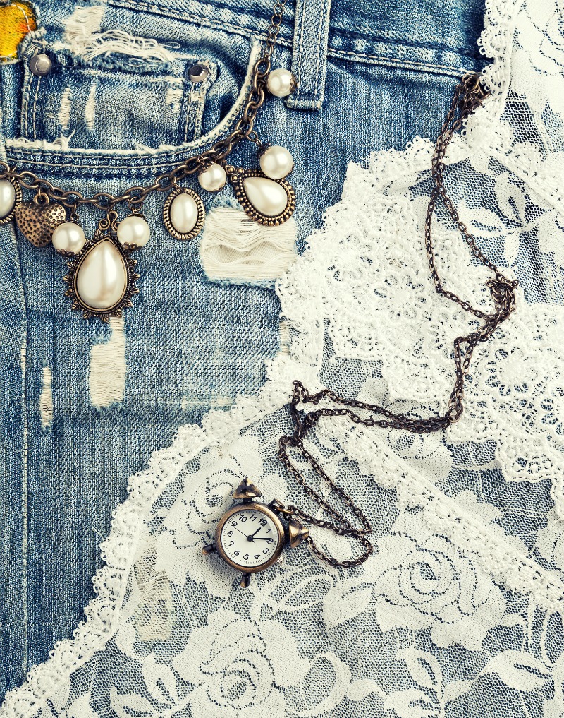 How to Wear Pearls with Jeans for a Casual Elegance