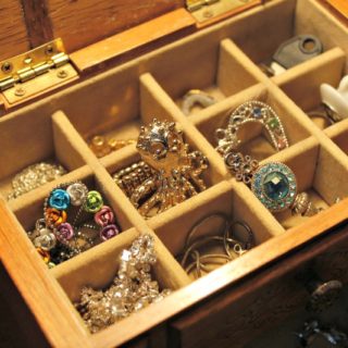 How to organize your jewelry to prevent tangles