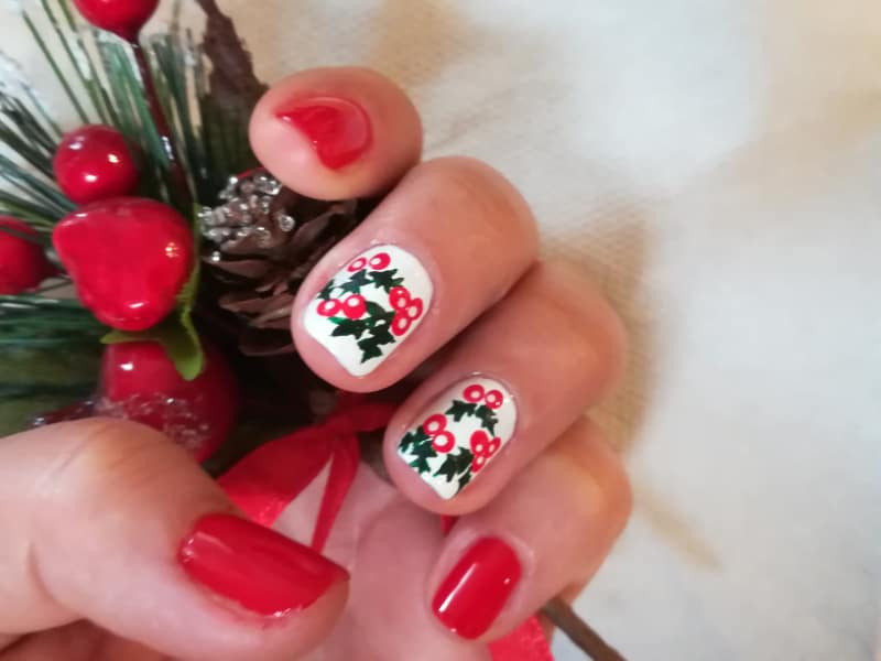 Check out these cute Christmas nails! I love cute Christmas nail designs and these are so easy even a beginner can do them without a problem.