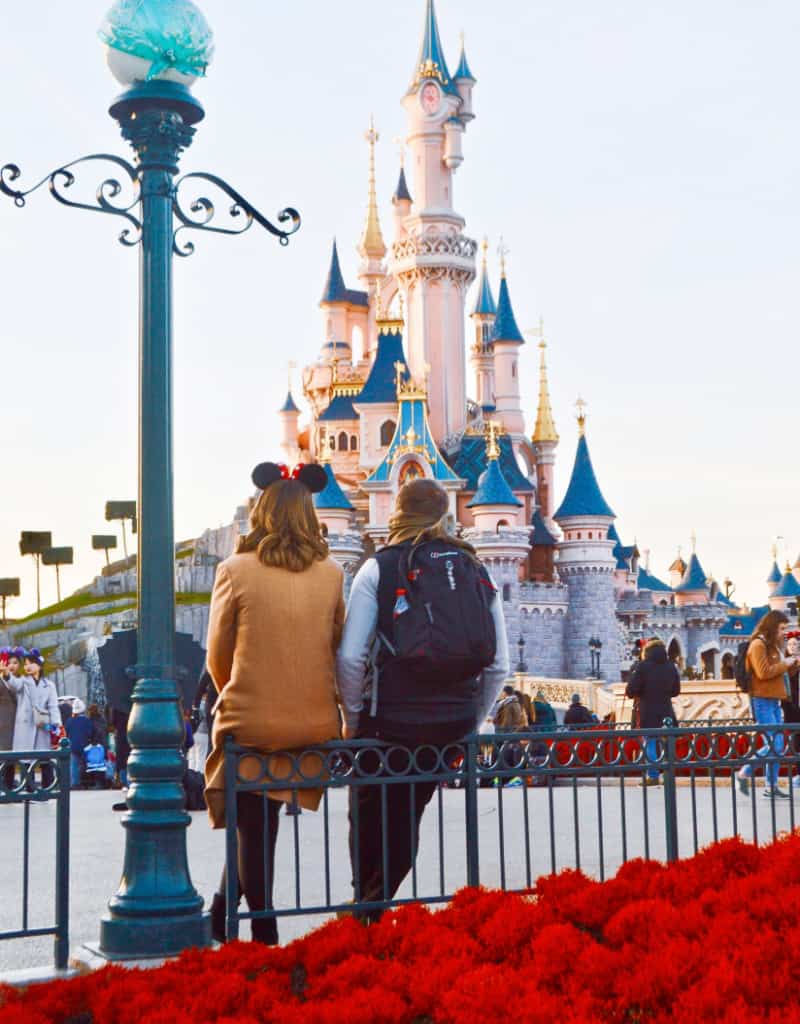 Looking for the best purse for Disney or Disney World theme parks? Check out my top handbag picks for your trip to Walt Disney World.