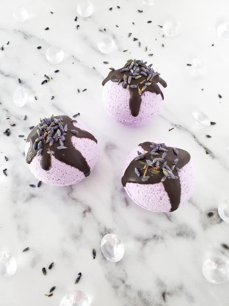 These chocolate bath bombs with lavender are an easy DIY bath bombs recipe for beginners. With this tutorial, you can make lavender bath bombs with the scent of chocolate.