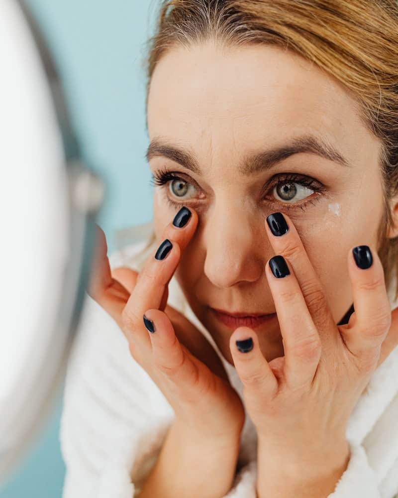 If you're looking for non surgical eye bag removal, find out how to remove eye bags and dark circles in the under eye area right here.