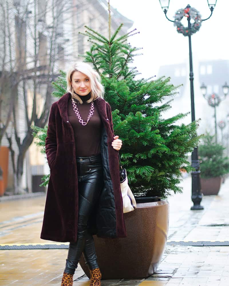 Learn what to wear with faux leather leggings. Find out the best way to style your favorite wardrobe stable with these tips.