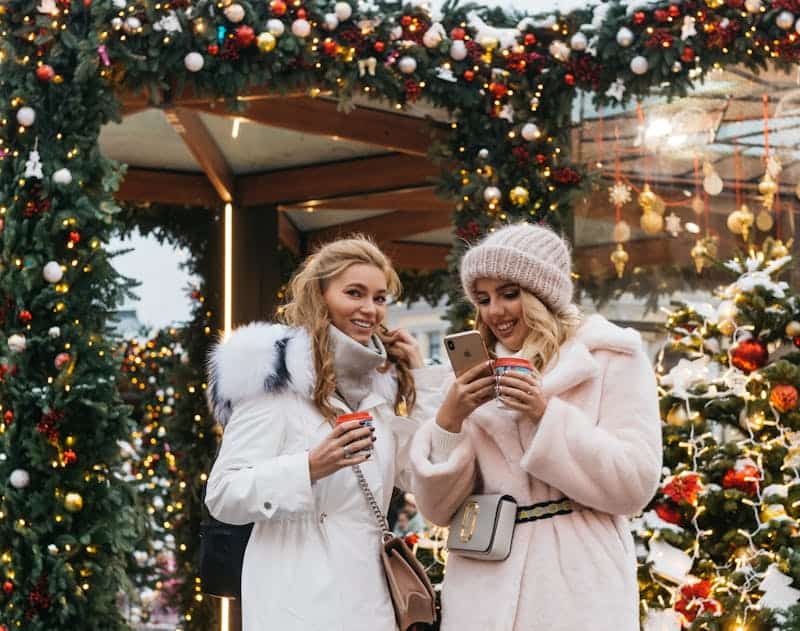 As Christmas approaches, finding the perfect gift for the women in your life can feel overwhelming. For women over 45, thoughtful and stylish gifts that blend practicality, elegance, and a touch of indulgence are always appreciated. Check out this Christmas gift guide for women.